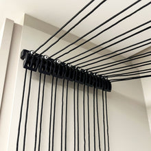 Carregar imagem no visualizador da galeria, Varal Individual de Parede com Jogo de Roldanas Preto
