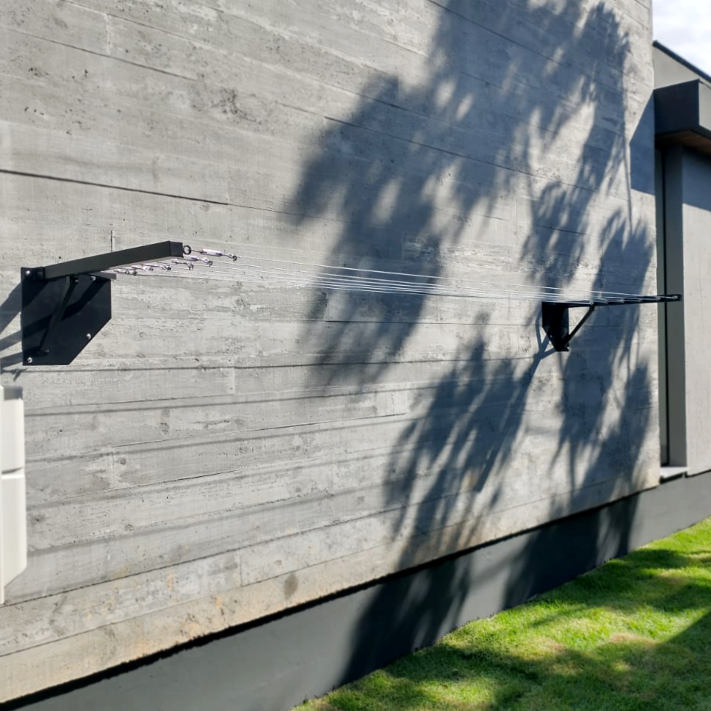 Varal Artesanal de Muro Retrátil Preto em Inox