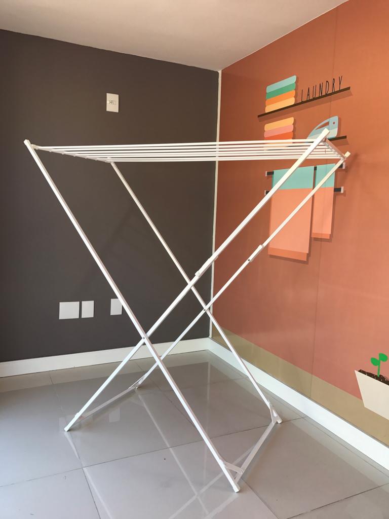 Varal de Chão para Lençol Preto